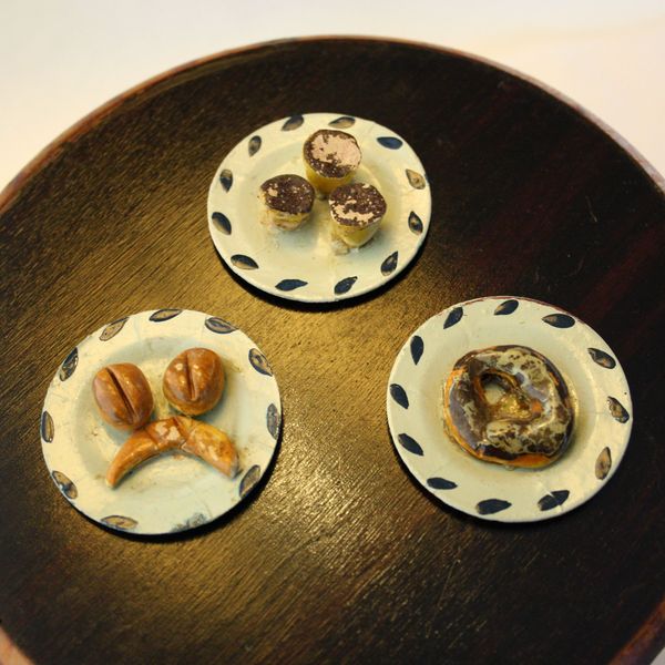 antique miniature plates and meals , puppen schaugerichte , antique dolls house feast