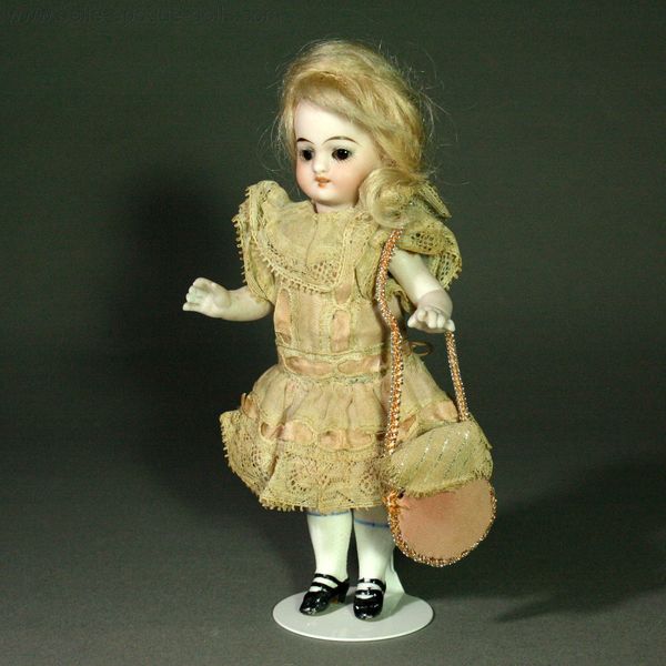 Antique Dollhouse miniature doll , Puppenstuben ganzbiskuit puppen Simon Halbig
