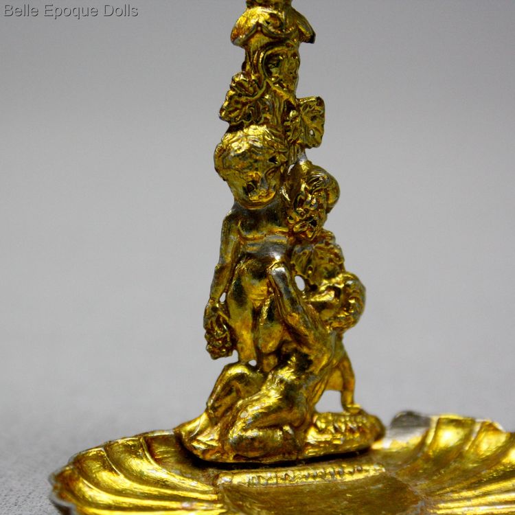 Puppenstubenzubehr Schirmstnder mit zwei Regenschirmen und einem Spazierstock , Antique gilded soft metal umbrella stand