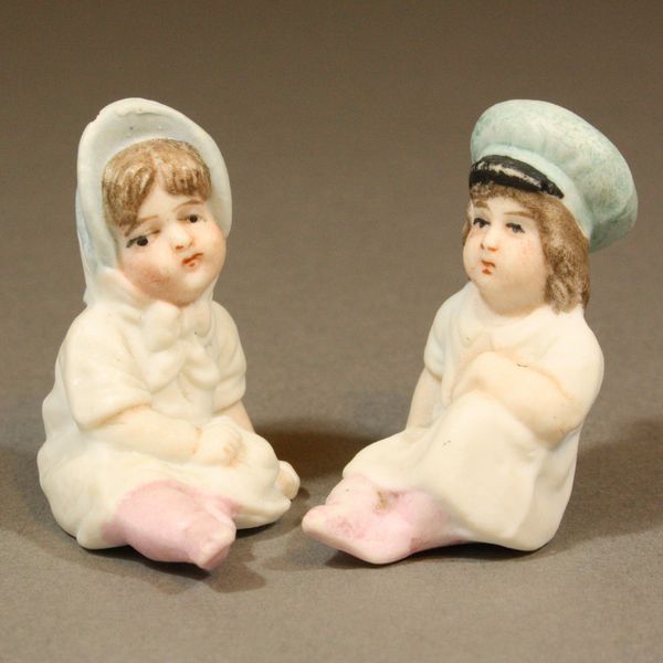 Antique Dollhouse miniature piano dolls , alte nippen figuren biskuitporzellan