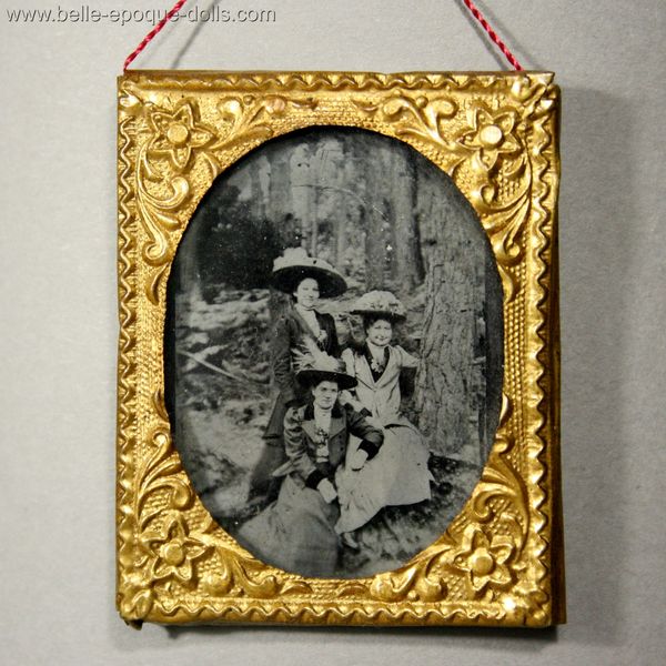 Antique dolls house ormolu frame with portrait , Puppenstuben zubehor aufstellbild