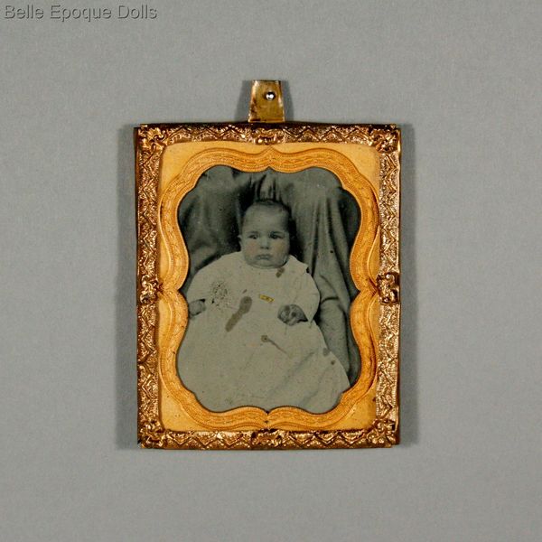 Antique dolls house ormolu frame with portrait , Puppenstuben zubehor goldener metallrahmen goldblech