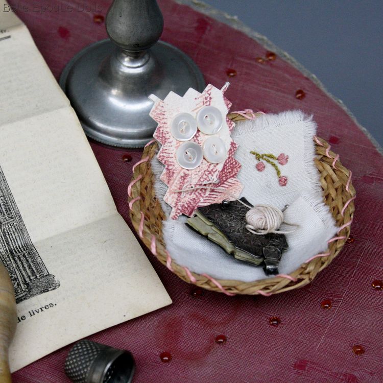 Antique Dollhouse miniature sewing kit , Puppenstuben nähutensiliensammlung