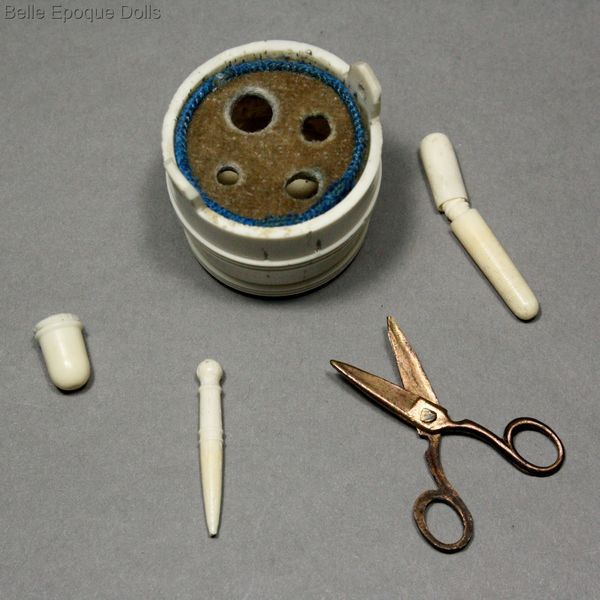 Antique dolls house sewing accessories utensils , Puppenstuben zubehor nahutensilien