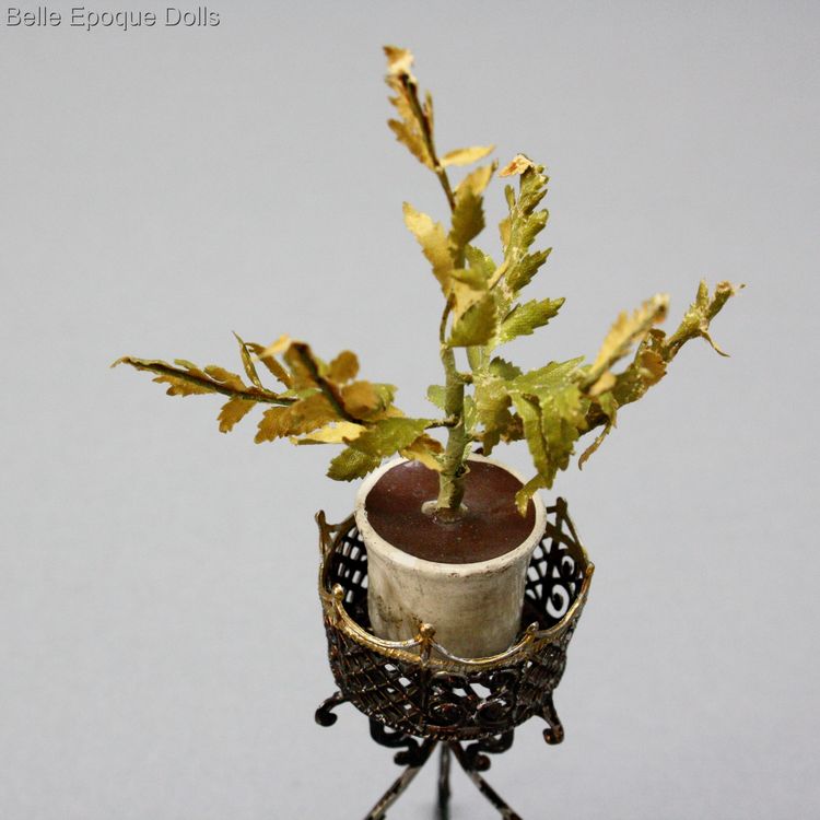 Antique dolls house flower accessory , Puppenstuben zubehor blumentischchen