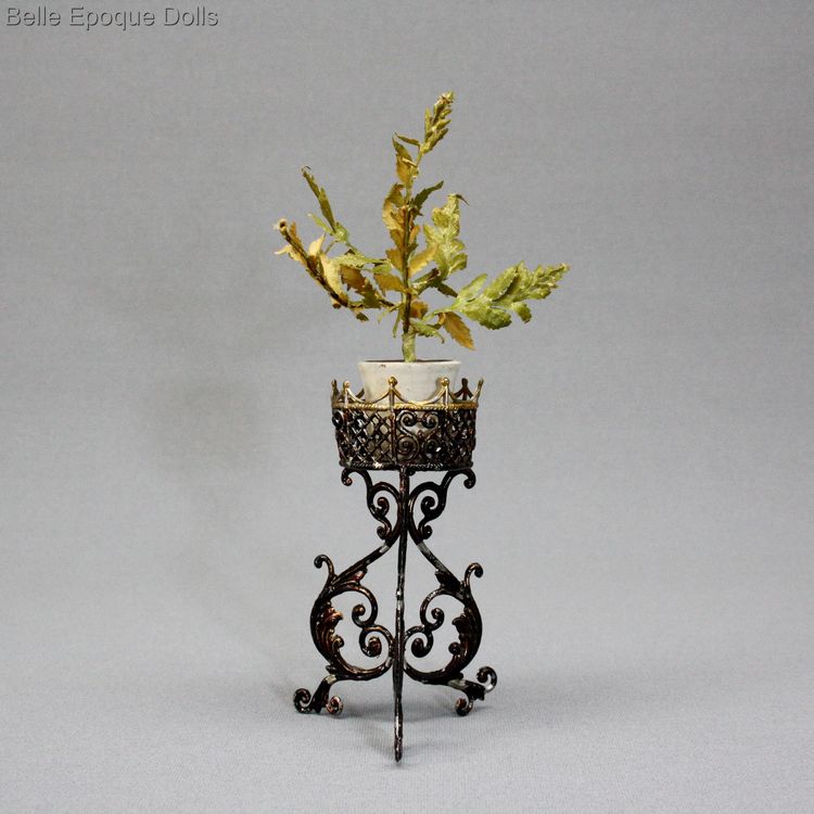 Antique dolls house flower accessory , Puppenstuben zubehor blumentischchen