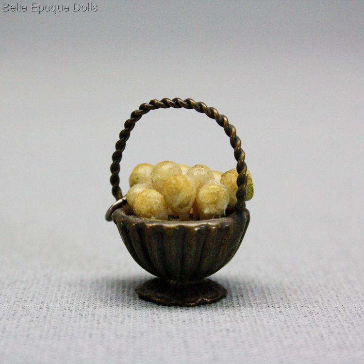 Antique Dollhouse miniature basket , Puppenstuben zubehor
