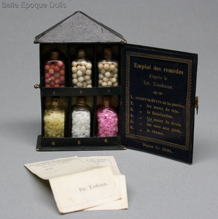medicine chest , antique dollhouse accessory  , Pharmacie particulire  l'usage des poupes