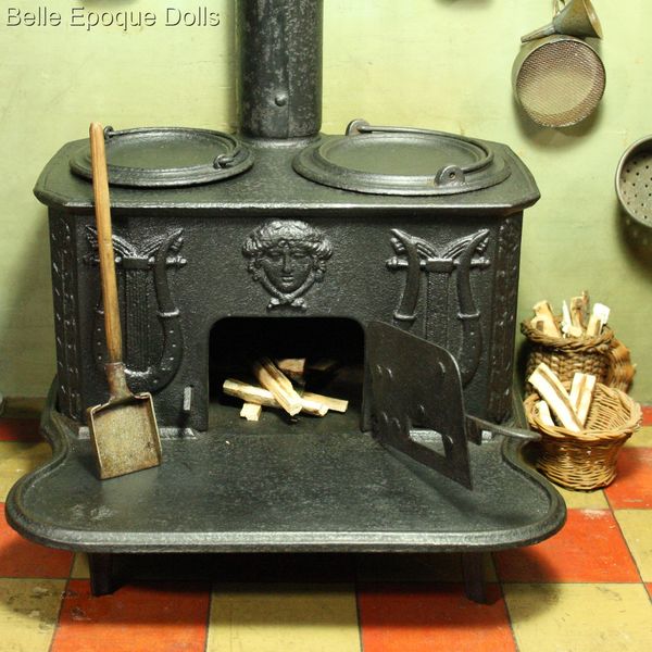 Dollhouse Miniature Antique Cast Iron Stove，Mini Furniture Model Iron Stove  Top Long Chimney 