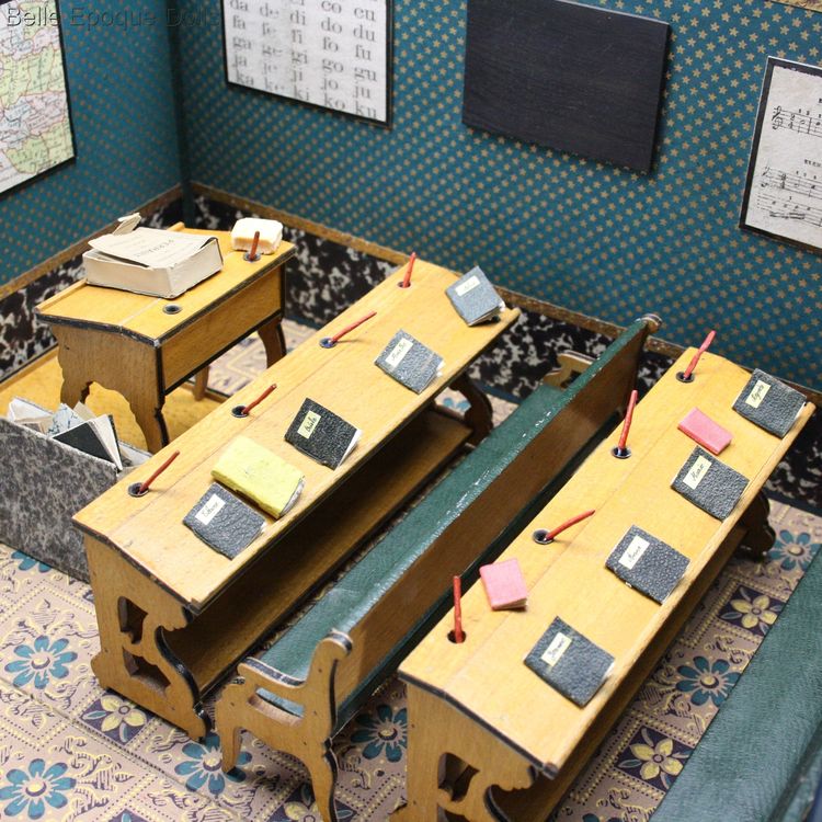 Badeuille School room , antique class room for dolls , antique ecole miniature
