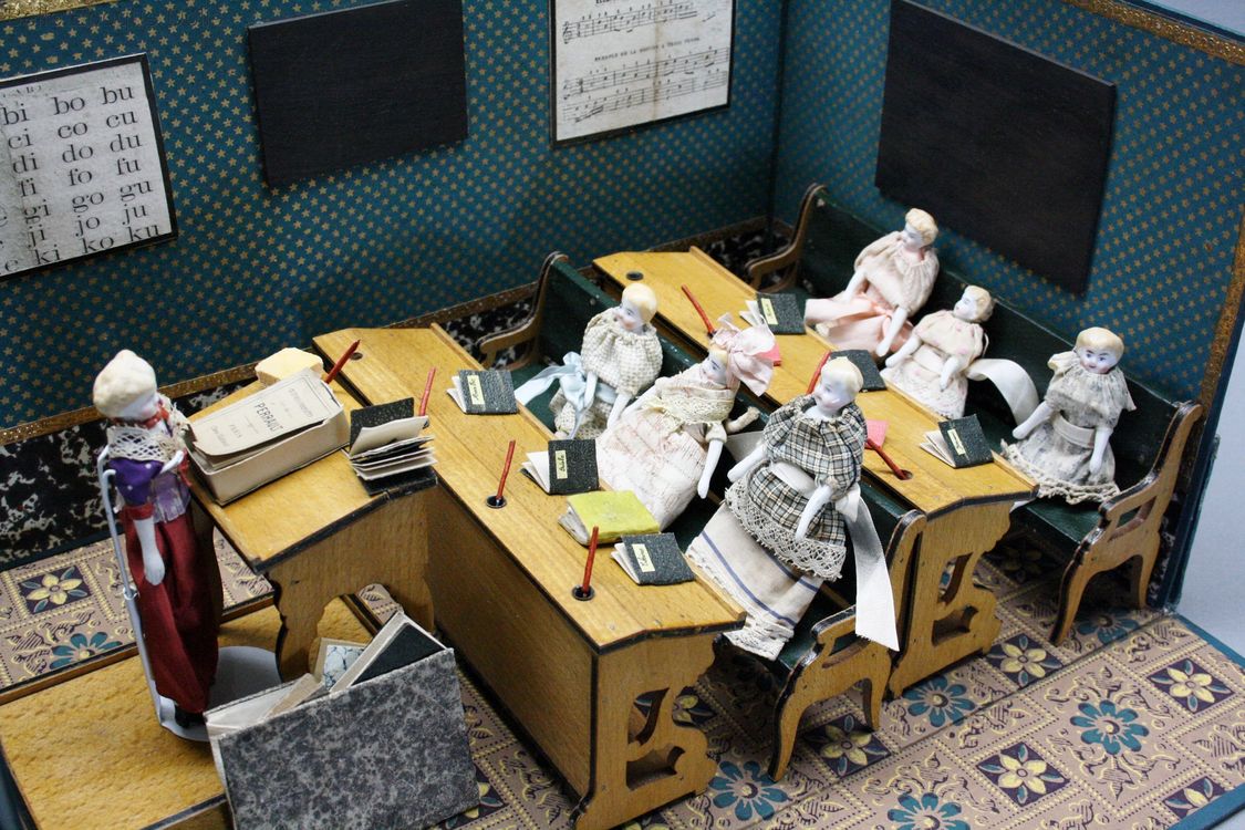 antique class room for dolls , Badeuille School room , antique class room for dolls