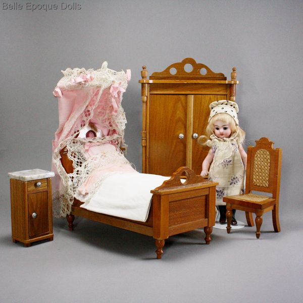 Antique Dollhouse wooden bedroom miniature , Puppenstuben schalfzimmer holz schneegas