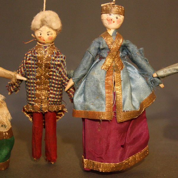 Antique wooden theater dolls , alte Puppenstuben grodnertal puppen