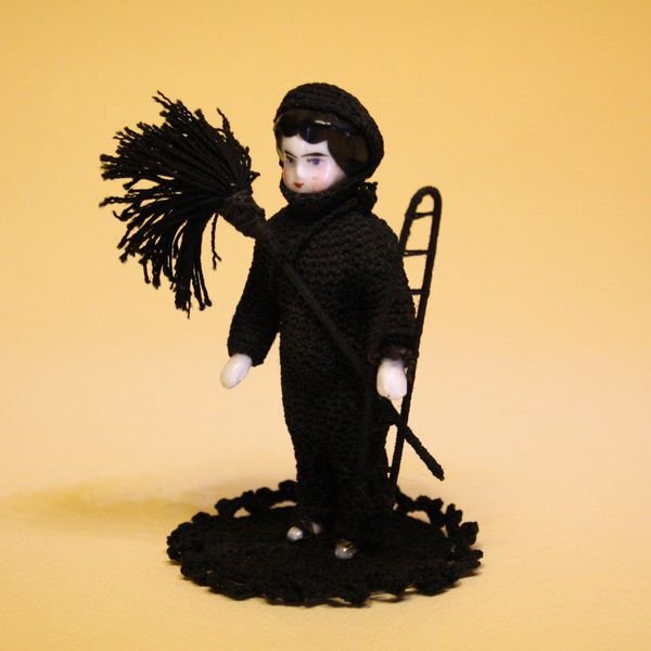 antik Schornsteinfeger china porzellan badepuppe , Antique all bisque varnished doll  , Antique Doll miniature