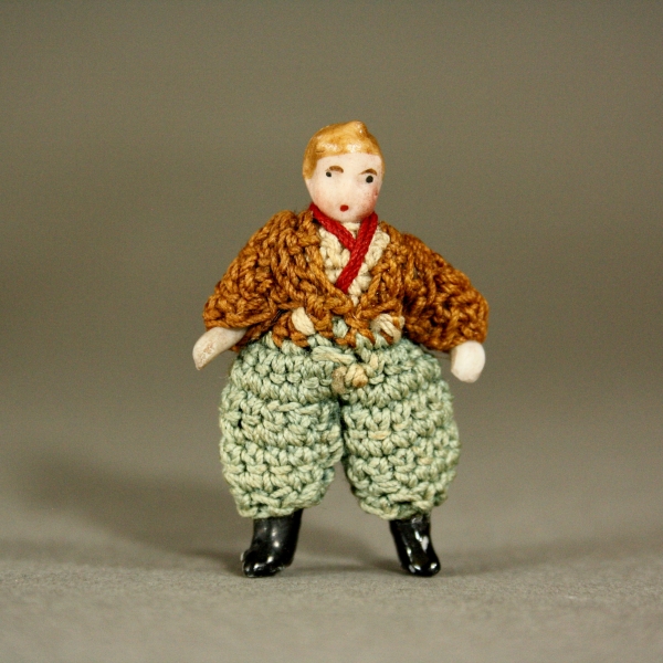 Antique minuscule german dolls house doll   , Deutsche ganzbiskuit Puppenstuben puppen mit hkelkleidung