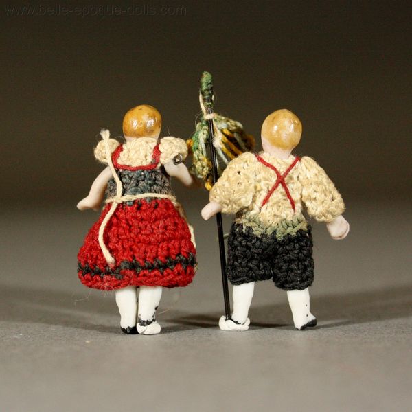 Deutsche ganzbiskuit Puppenstuben puppen mit hkelkleidung , Antique Dollhouse german Carl Horn all bisque tiny doll , Antique tiny all bisque doll carl horn