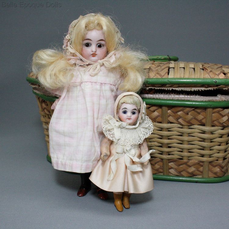 Antique Dollhouse doll simon and halbig trousseau , Puppenstuben zubehor ganzbiskuit