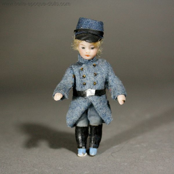 franzoesische puppenstubenpuppe , Antique  Lilliputian soldier Doll , all bisque miniature antique doll