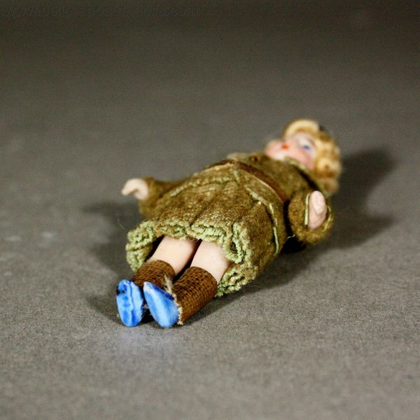 Antique  Lilliputian soldier Doll , ganzbiskuit soldat Puppchen