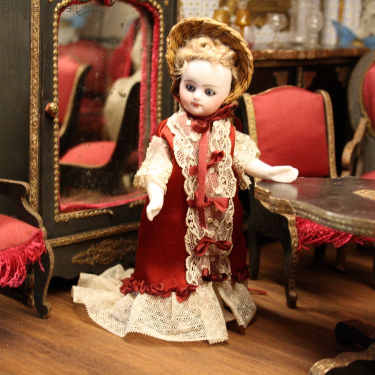 Antique dolls house all bisque doll , ganzbiskuit Puppen puppenstuben