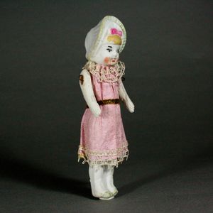 Antique Dollhouse bonnet doll , Antique all bisque bonnet doll , Puppenstuben puppen 
