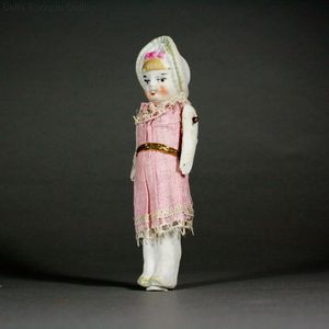 Antique Dollhouse bonnet doll ,  , Puppenstuben puppen 