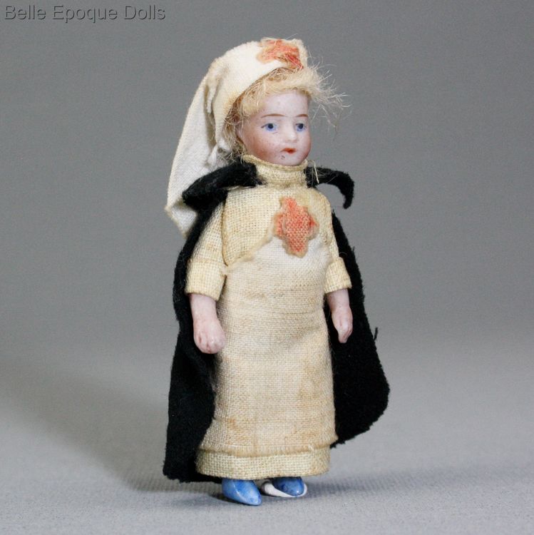 Alte ganzbiskuit Puppchen , Antique dolls house tiny dolls ,  franzoesische puppenstubenpuppe