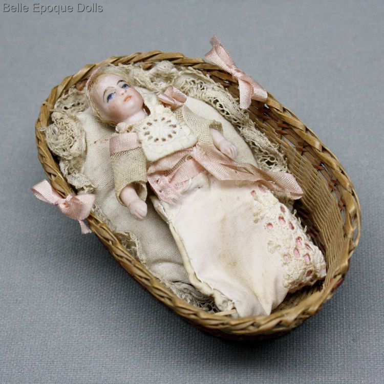 Puppenstuben zubehor , Antique Dollhouse miniature baby in moses basket , Puppenstuben zubehor