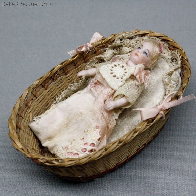 Antique Dollhouse miniature baby in moses basket , Puppenstuben zubehor
