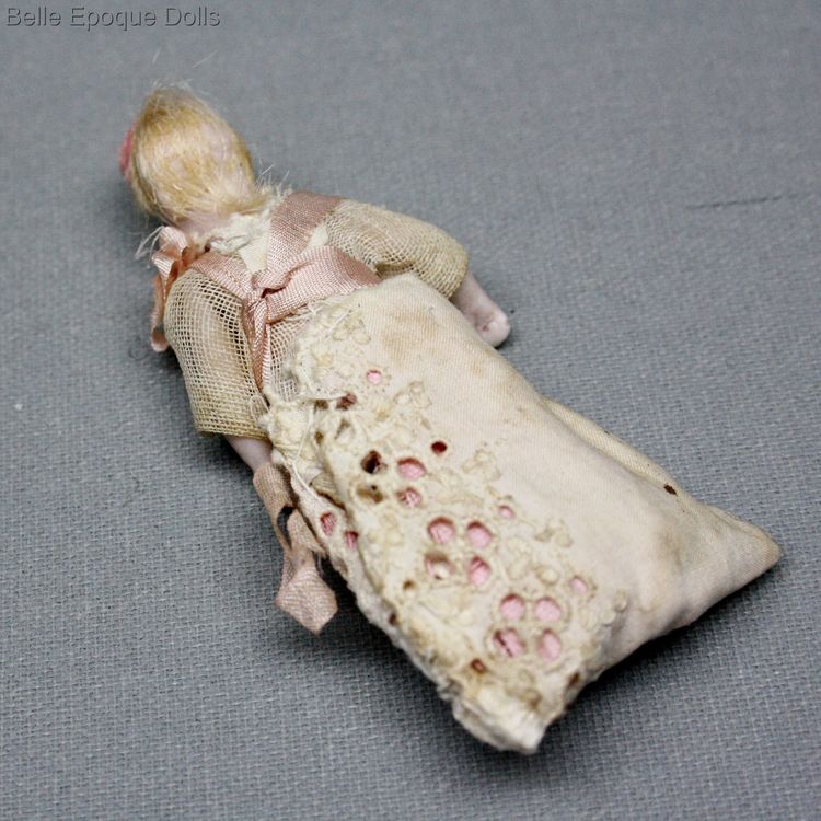 Puppenstuben zubehor , Antique Dollhouse miniature baby in moses basket , Puppenstuben zubehor