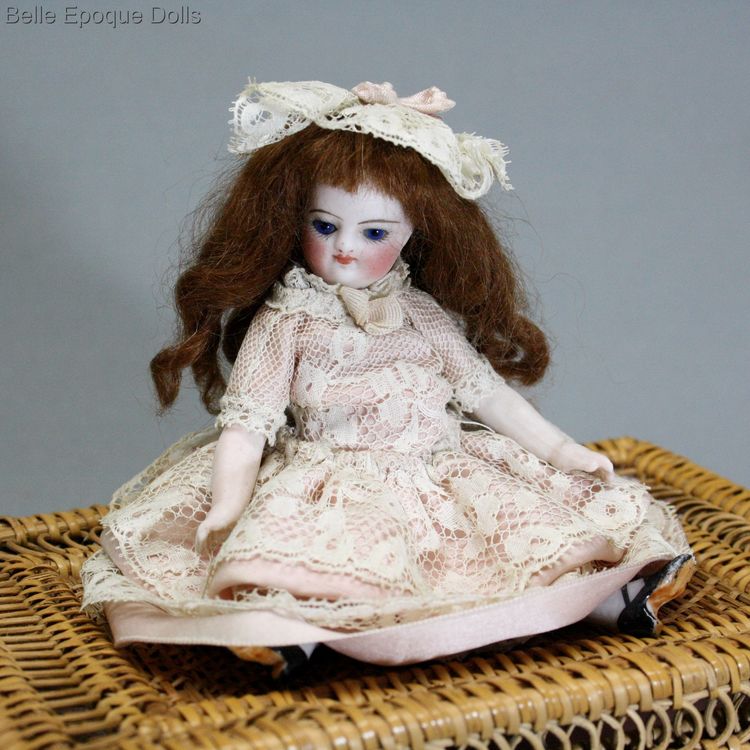 Puppenstuben ganzbiskuit porzellan , french all bisque doll , antique all bisque mignonette